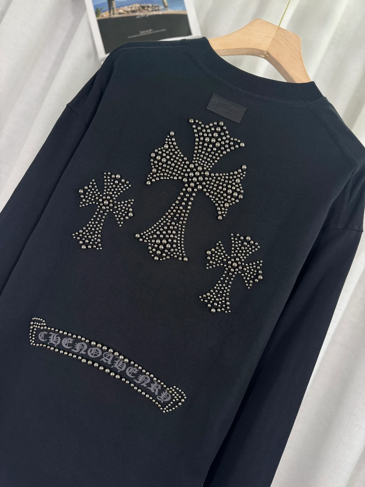 P250 top version, real shot without P, ​​different from market currency) 𝗖𝗵𝗿𝗼𝗺𝗲 𝗛𝗲𝗮𝗿𝘁𝘀/Cro Heart 2025 Autumn and Winter Horseshoe Cross Print Pearl Compass Couple Casual Long Sleeve 👑The highest version! Customized fabric 320g fabric! Horseshoe cross print pearl compass patch embroidery and exquisite embroidery of letters! The best-selling model in the counter, very comfortable to wear. Accessories: original molded and authenticated collar label➕100% silk wash label. Genuine purchase-grade original hangtag➕matching hanging rope➕3D hanging beads➕original packaging bag. Craftsmanship: The original version has consistent wiring! The highest version of the armhole matching technique! Color: Blue Black Size: S M L XL Style No.: 5171
